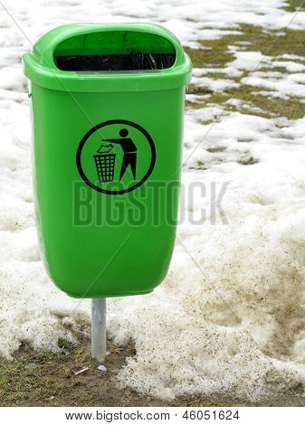 Grüne Druckregler Mülltonne oder kann auf Straße