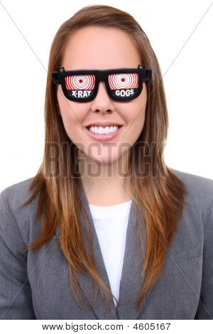 ผู้หญิงกับแว่นตาเอ็กซ์เรย์