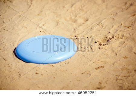 Frisbee deitada na areia