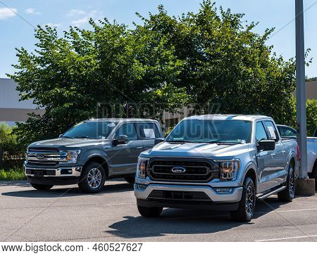 Monroeville, Pennsylvania, Usa August 28, 2022 Two Used Ford F150 Trucks For Sale At A Dealership On