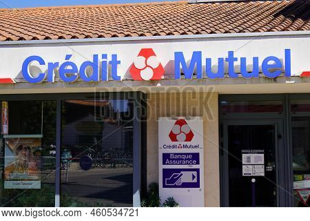 Bordeaux , Aquitaine  France - 08 15 2022 : Credit Mutuel Logo Text And Brand Sign On Entrance Frenc