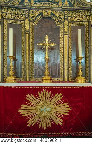 London, England, Uk - July 6, 2022: St. Paul's Cathedral. Closeup Of Small Side Altar With Cross, Ca