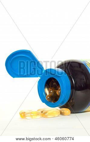 Открытые бутылки капсулы рыбьего жира