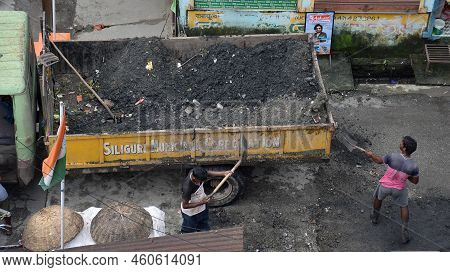 Siliguri - India
22nd July 2022
Siliguri Municipal Workers Cleaning The Road While Putting The Garba