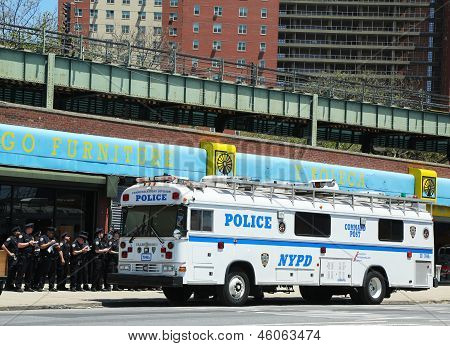 Nowojorscy oficerów przy mobilne stanowisko dowodzenia w Brooklyn, NY