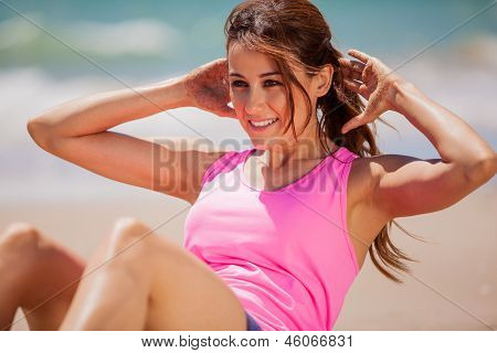 Cute femme exerçant à la plage