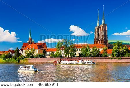 Panoramic View Of The Old Town Of Wroclaw With St. Johns Cathedral And The Odra River. Wroclaw, Pola