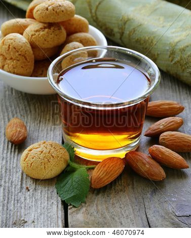 Dezertní likér Amaretto mandlové sušenky (amarittini) a ořechy