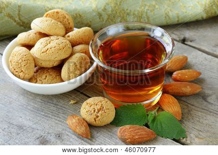 Dezertní likér Amaretto mandlové sušenky (amarittini) a ořechy