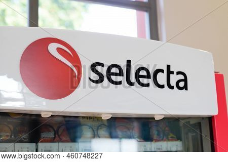 Bordeaux , Aquitaine  France - 08 31 2022 : Selecta Text Brand And Logo Sign Coffee Vending Machines