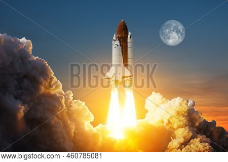 Spaceship Lift Off. Space Shuttle With Smoke And Blast Takes Off Into Space On A Background Of A Sun