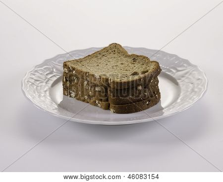 Quattro fette di pane su una piastra