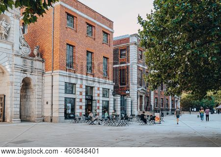 London, Uk - August 26, 2022: People At The Outdoor Tables Of Pauls Cafe In Paternoster Square, An U