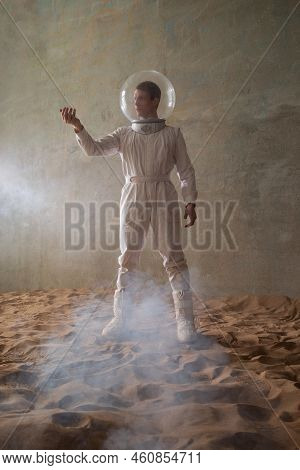 Heroic Astronaut In A Retrofuturism-style Spacesuit On A Desert Planet, Discoverers Of New Worlds, S