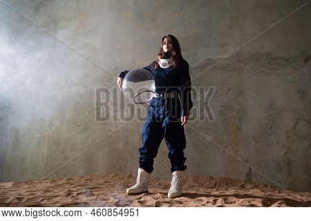 An Astronaut On A Desert Planet Alone, An Explorer On A Distant Planet, Other Worlds And Civilizatio