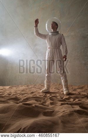 An Astronaut On A Desert Planet Alone, An Explorer On A Distant Planet, Other Worlds And Civilizatio