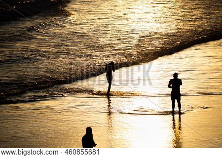 People Walking E Se Divertindo On The Sand Of Beach In The Late Afternoon.