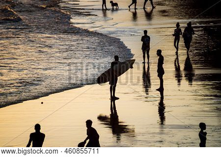 People Walking E Se Divertindo On The Sand Of Rio Vermelho Beach In The Late Afternoon.