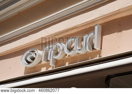 Bordeaux , Aquitaine  France - 08 29 2022 : Rip Curl  Logo Sign And Brand Text On Store Facade Cloth