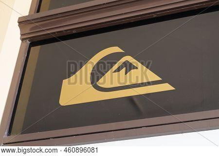 Bordeaux , Aquitaine  France - 08 29 2022 : Quiksilver Logo Sign And Brand Text On Store Facade Clot