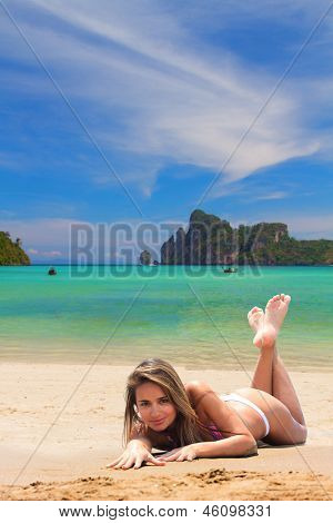 Jovem reaxing-se na praia no resort exótico