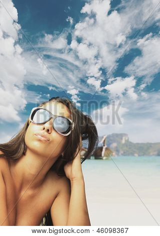 Jovem reaxing-se na praia no resort exótico