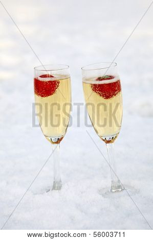 Two campagneglasses in the snow