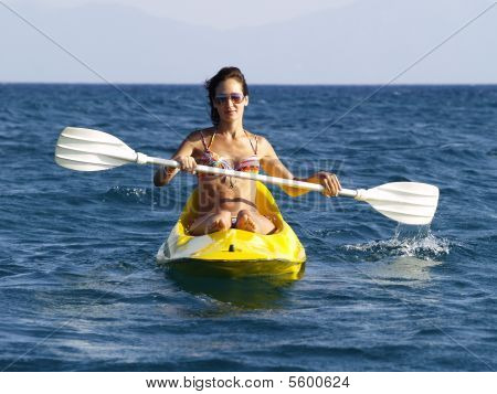 Mujer en Kayak