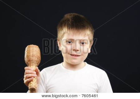 Ragazzo bianco giocando Maracas