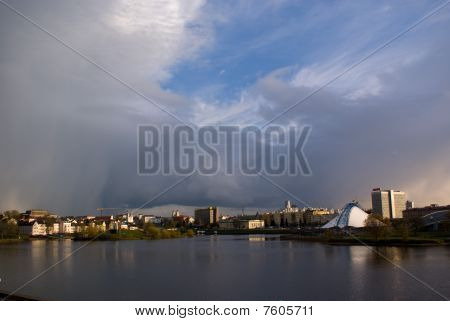 Paisaje de muelle en una ciudad