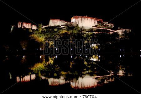 Potala-palota hátsó tükröződik a medence víz