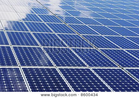 Panneaux solaires et quelques réflexions de nuage