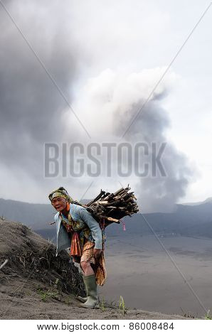 Daily Living In Indonesia In The Vicinity Of The Volcano
