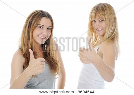 Sorridente ragazza In rosso con pollice alto