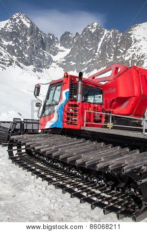 Snow groomer