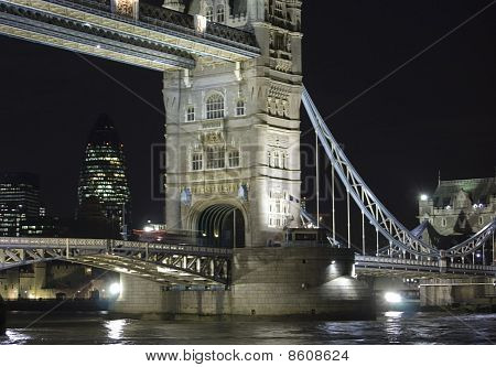 Tower Bridge bei Nacht