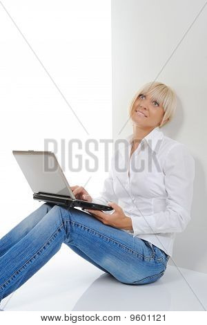 Geschäftsfrau mit Laptop