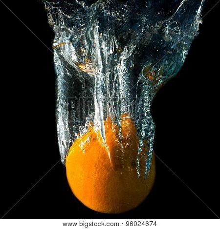 Apelsin Falling Deeply Under Water