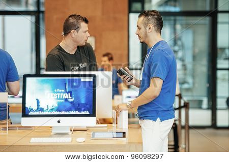 Apple Genius Selling First Iphone To Customer