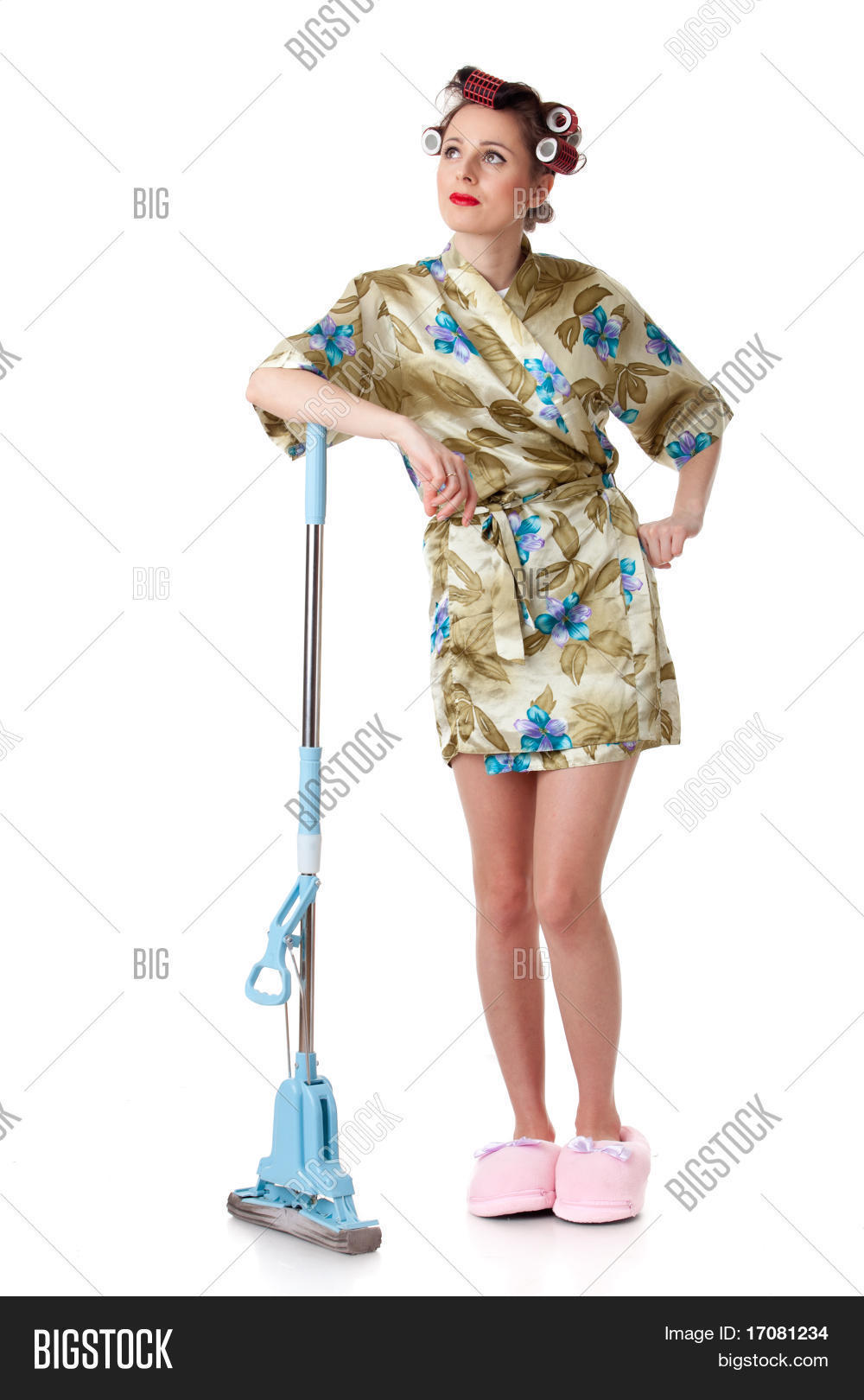 Ненужные вещи в квартире. Женщина на кухне. Уборщица. Убиралась в халате. Техничка бабушка.