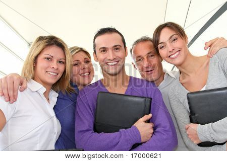 Closeup ของยิ้มกลุ่มของสำนักงานแรงงาน