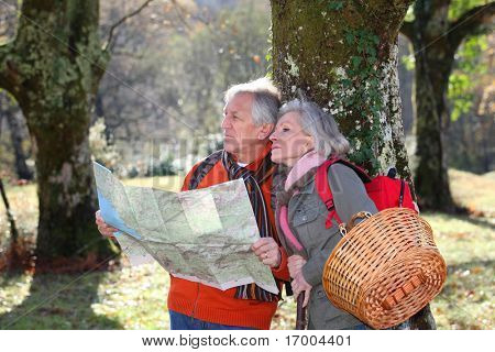 Senior paar met kaart op een dag wandelen