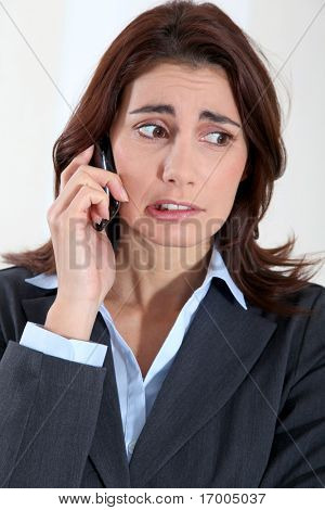 Podnikatelka na telefonu s zaujati pohledem