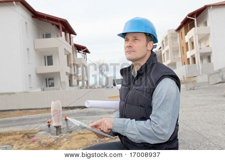 ผู้ใช้แท็บอิเล็กทรอนิกส์บนไซต์ก่อสร้าง