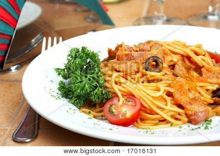 Spaghetti con salsa de tomate en una mesa de café