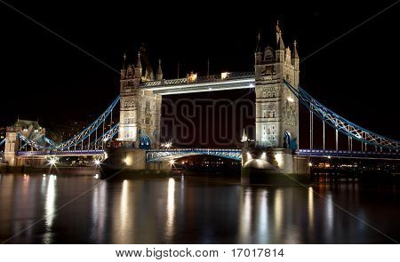 London Tower Bridge om natten