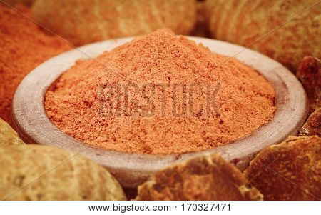 Close up of Whole and ground turmeric in bowl