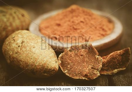 Close up of Whole and ground turmeric in bowl