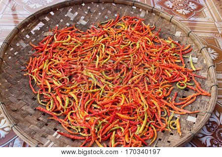Dry pepper make food is spicy .