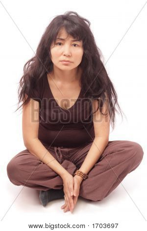 Asian Girl Sittng ze skrzyżowanymi nogami